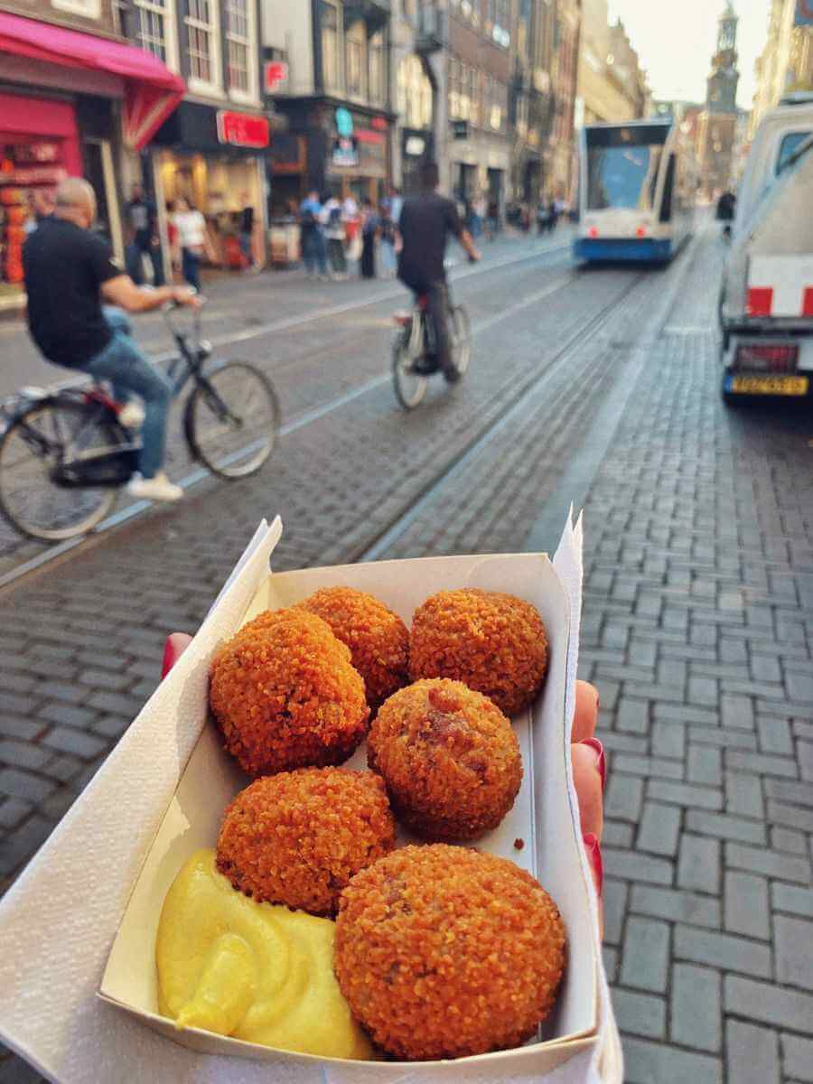 Bitterballen met mosterd