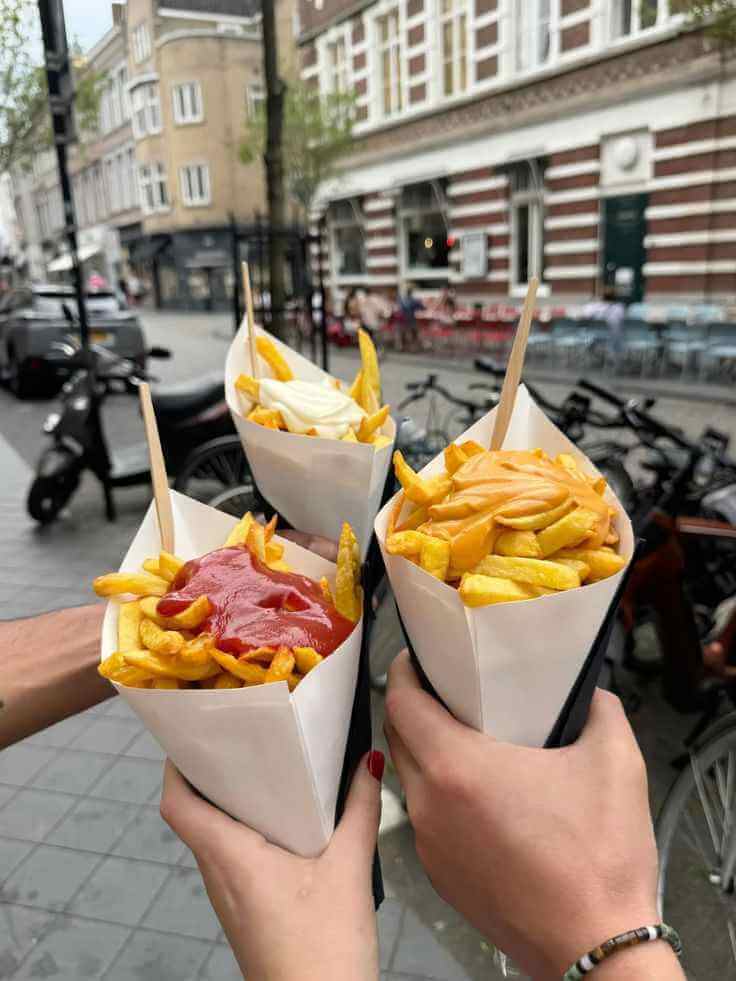 Patatje oorlog met pindasaus